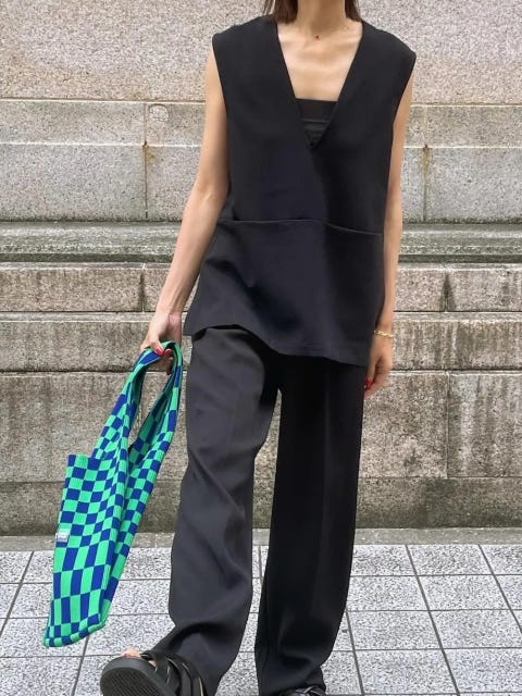 レディース　コーディネート　コーデ　着こなし　おすすめ　オススメ　トレンド　コツ　おしゃれ　お洒落　オシャレ　2022　夏　黒トップス　トップス　黒　ブラック　体型カバー　スタイルアップ　痩せ見え　細見え　華奢見え　ベスト　黒パンツ　パンツ　サンダル　トートバッグ　バッグ