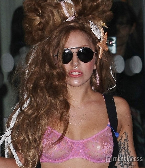 今は海モチーフがお気に入り。鼻にピアスも。WENN.com / Zeta Image