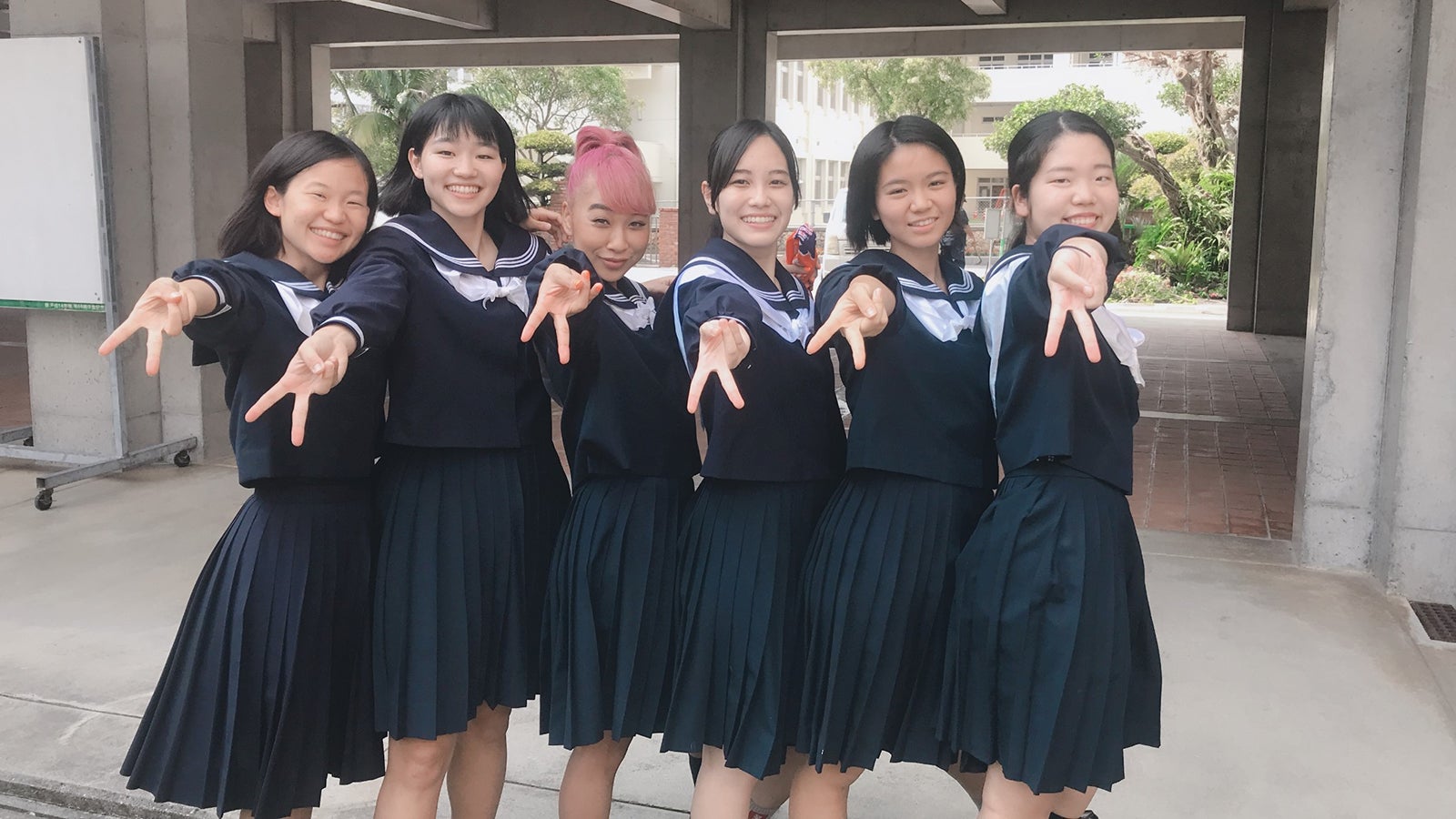 （左から3番目）青山テルマ（C）フジテレビ