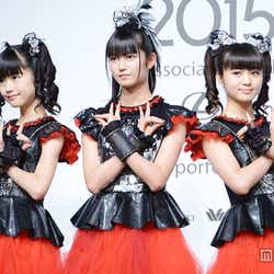 モデルプレス - BABYMETAL、急逝したバックバンドのギタリスト・藤岡幹大さんを追悼
