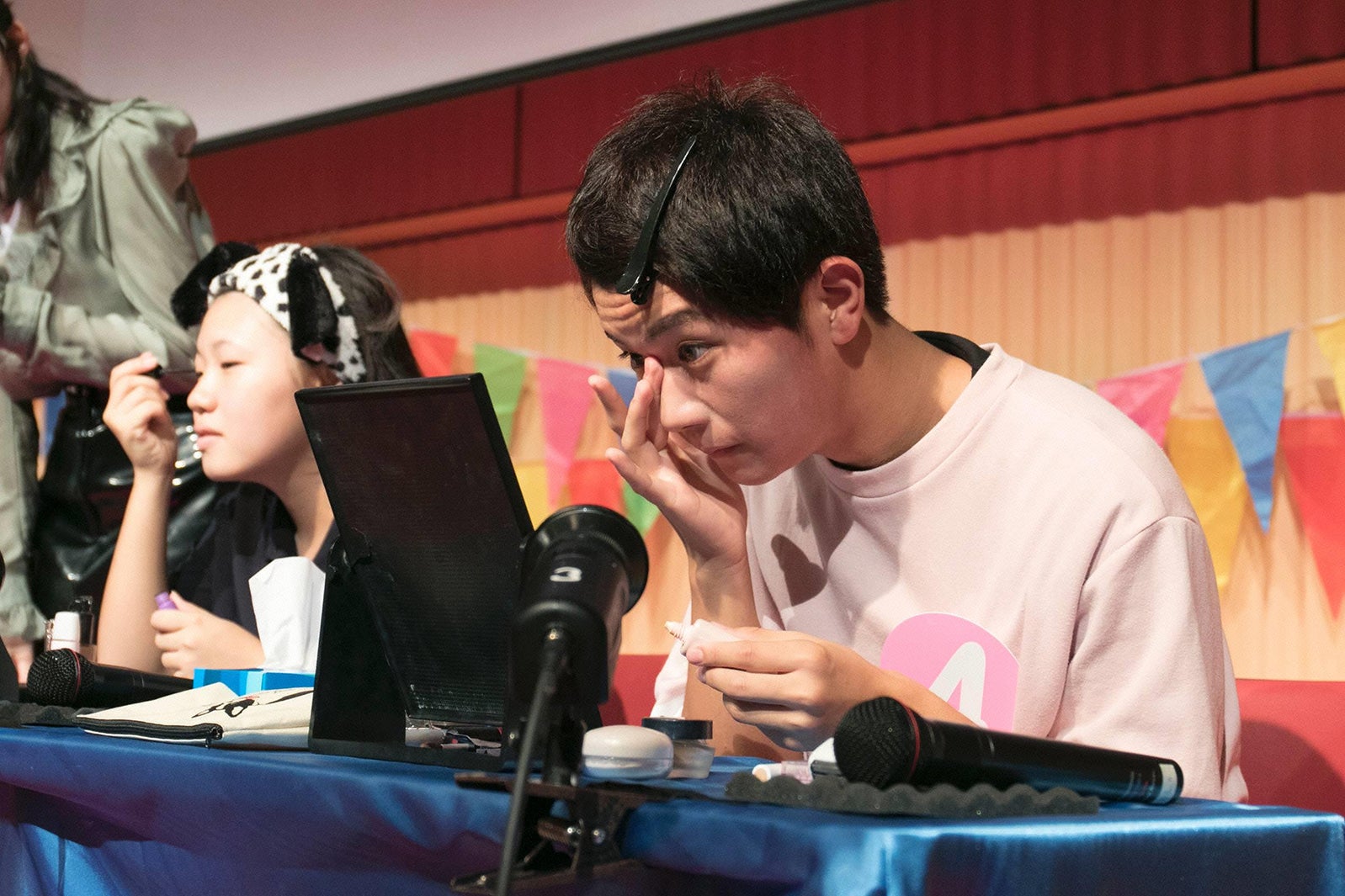 「びふぉあふGIRLS COLLECTION」ヘアメーク中の出場者 （C）フジテレビ