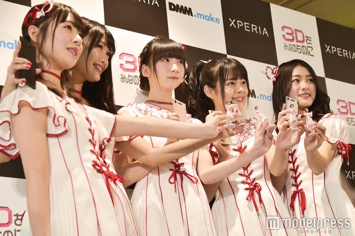 (左から)加藤美南、北原里英、荻野由佳、本間日陽、長谷川玲奈 (C)モデルプレス