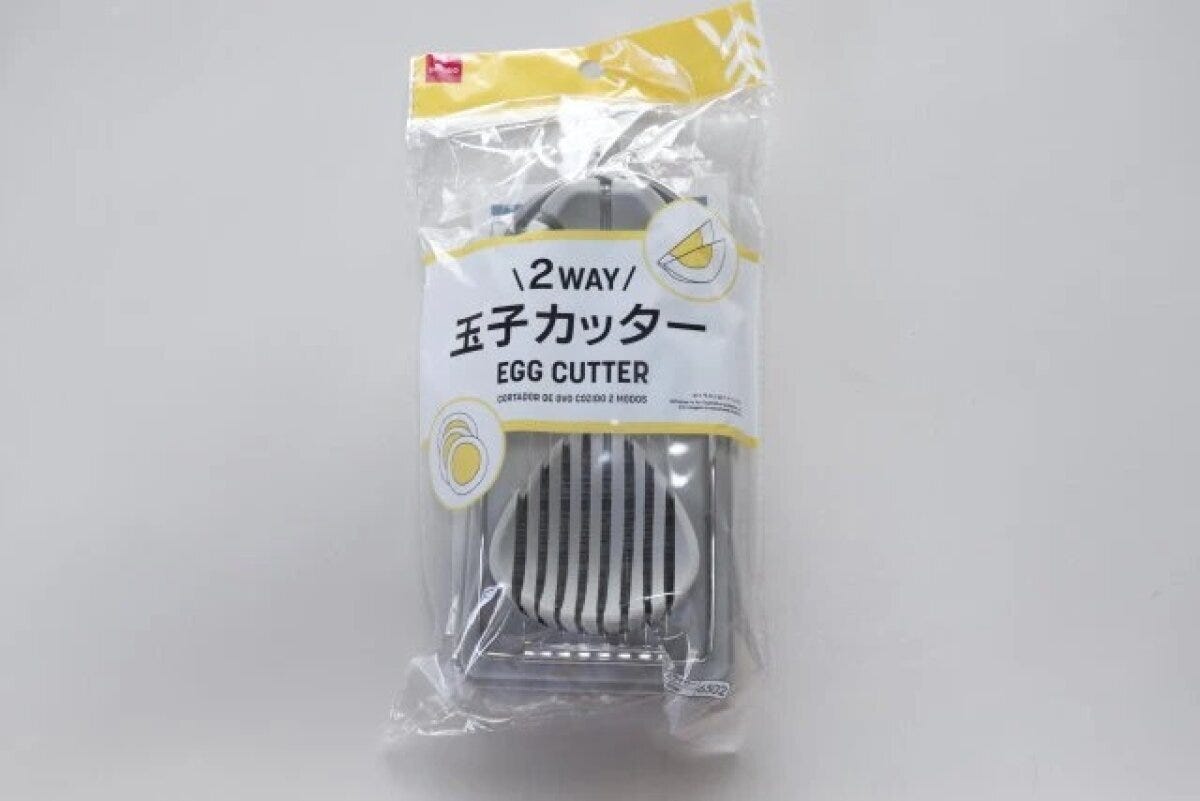 ダイソーの2way玉子カッター（20cm×9cm×3.5cm）のパッケージ