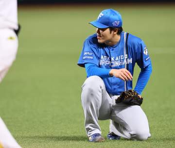 日本ハム悪夢 四回に守乱で逆転許す 一塁・柴田が悪送球、左翼郡司が痛恨落球 新庄監督ぼう然、球場騒然 モイネロKOも1イニング5失点で暗転