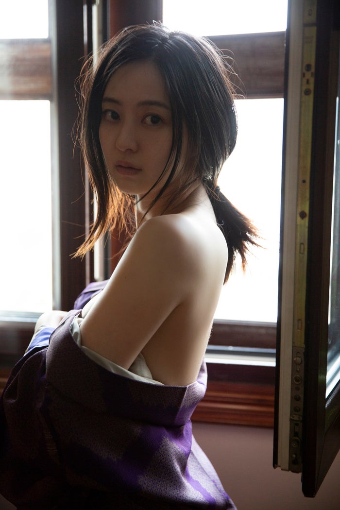 逢沢りな、大胆露出でポージング・ランジェリー姿も 12年ぶり写真集決定＜月刊 逢沢りな＞
