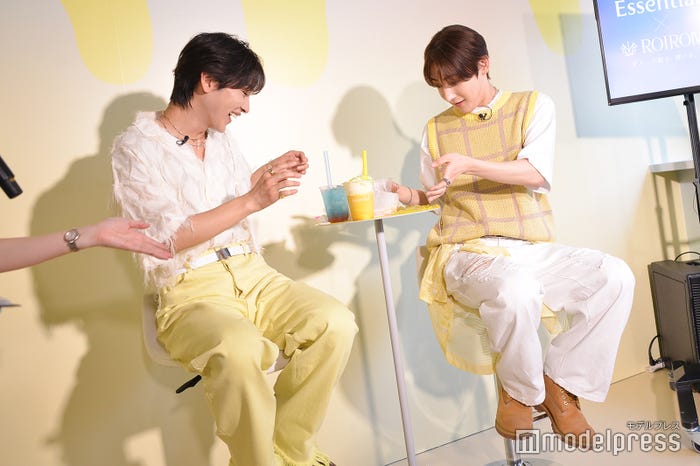 ドリンクを倒してしまうハプニング発生/本多大夢、浜川路己(C)モデルプレス