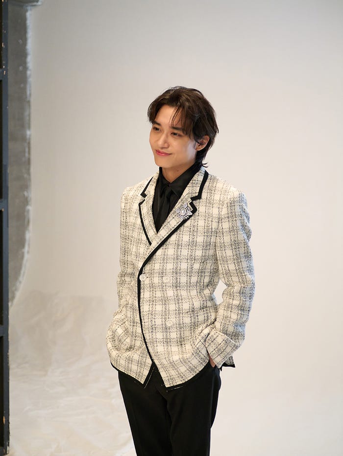 柔らかい表情を見せる松岡広大/モデルプレス独占カット(提供写真)