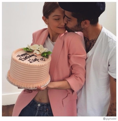 ジジ・ハディッド＆元1Dゼイン、バースデー“キス”ショット公開で「ケーキより甘い」と羨望の声
