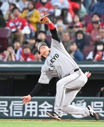 巨人は連勝ストップ 昨季2勝10敗の鬼門マツダスタジアムで今季ワースト1試合3失策 増田陸の2度のフライ落球に阿部監督「突風が吹いてたんでね」