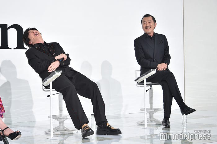 吉田鋼太郎にテンションの落差が激しいことを明かされ大笑いする田中圭その2(C)モデルプレス