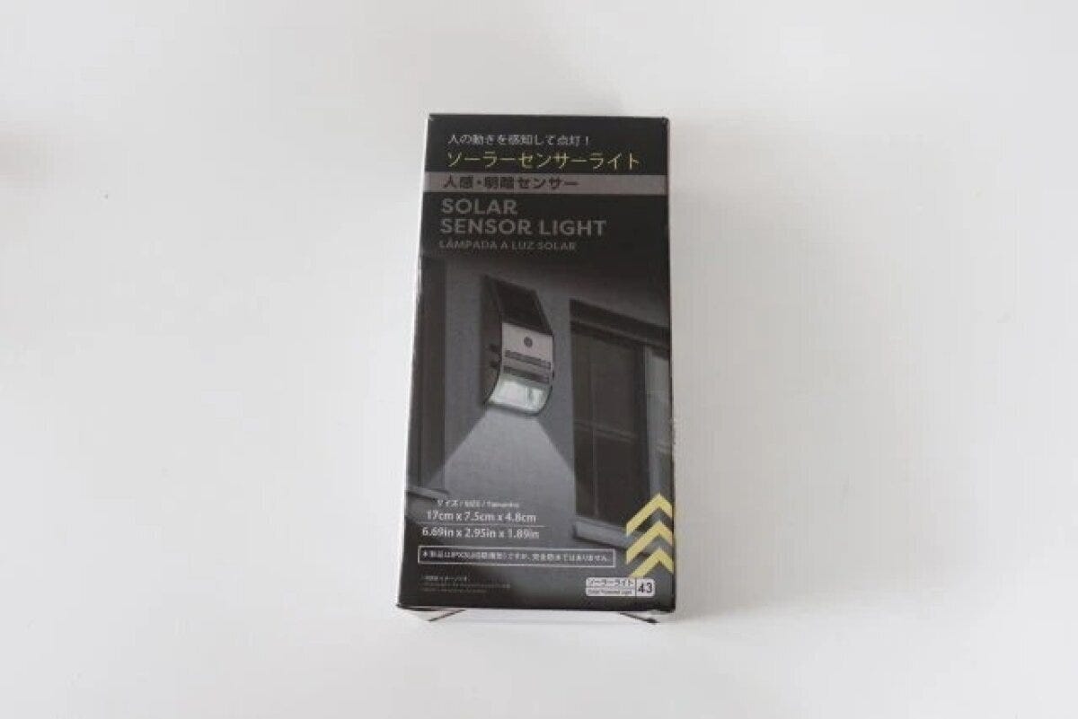 ダイソーのソーラーセンサーライトのパッケージ