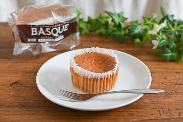 セブンイレブンのキャラメルバスクチーズケーキ正面から