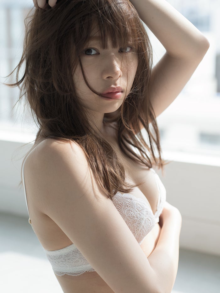 元nmb48小笠原茉由 衝撃sexyショット披露 最初で最後の写真集 緊急出版 モデルプレス
