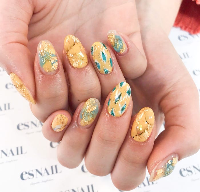 明るい印象のイエロー/画像提供:esNAIL