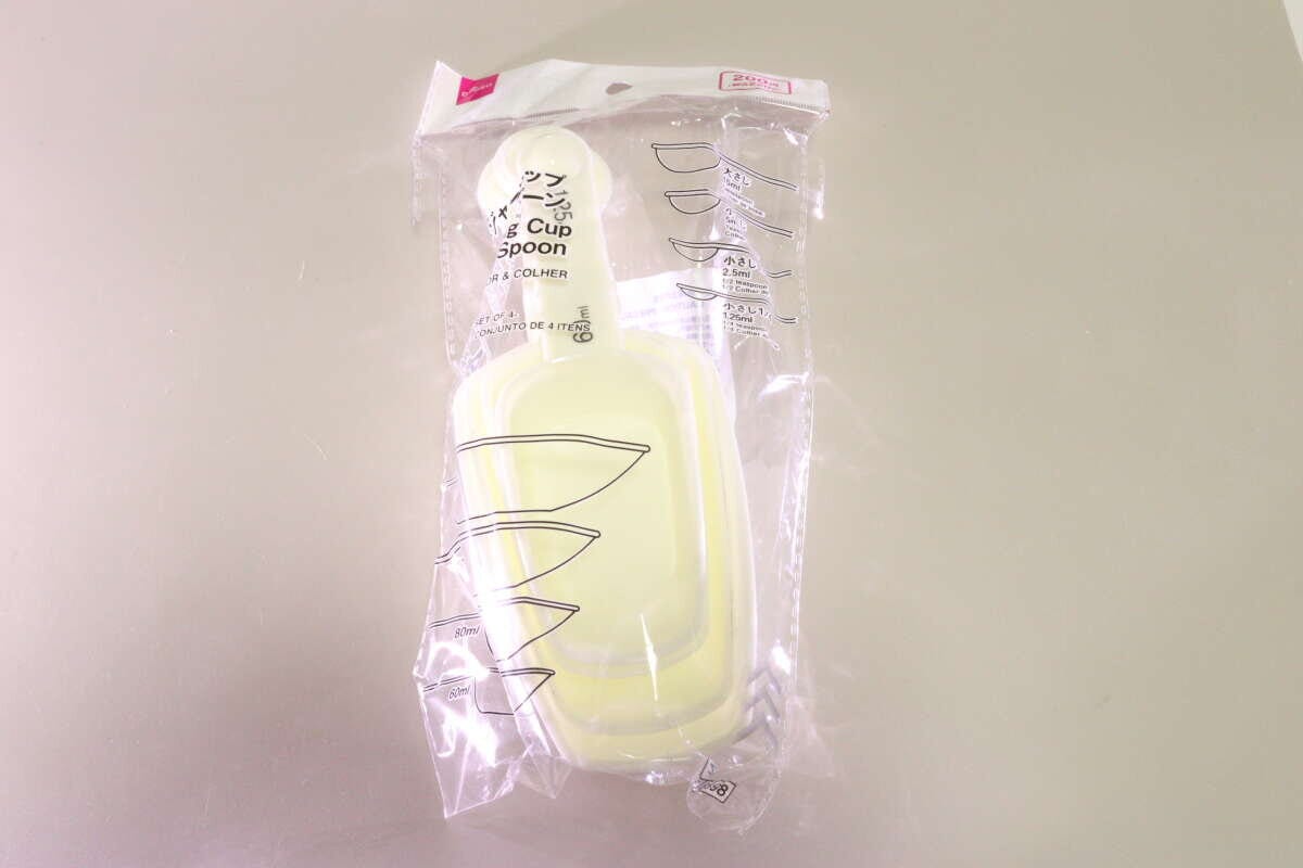 ダイソーのメジャーカップ＆スプーン（4本組）のパッケージ
