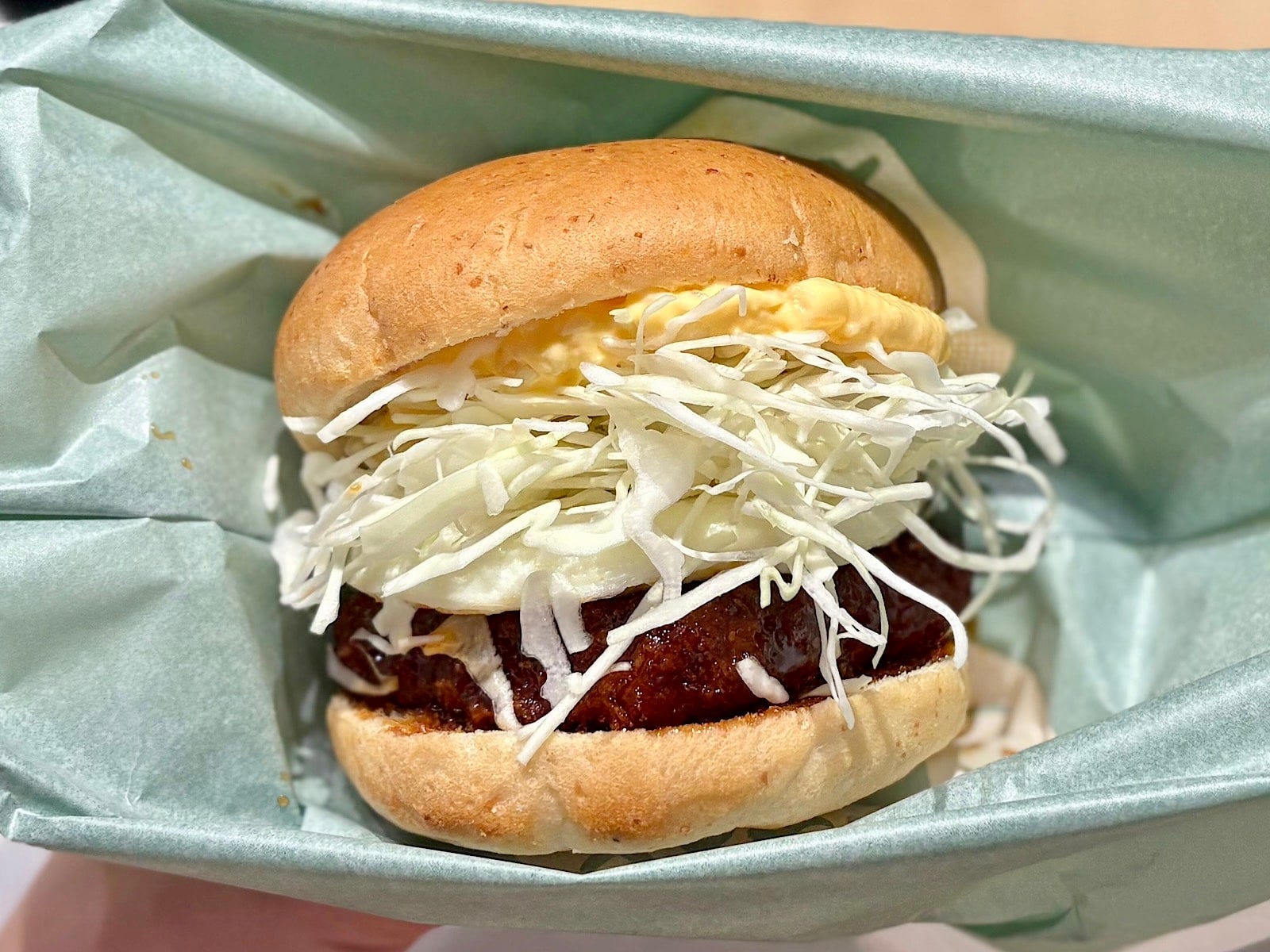 今年の月見はタマゴ尽くし! 目玉焼き風オムレツとタマゴ感あふれるタルタルがたっぷりと入っています