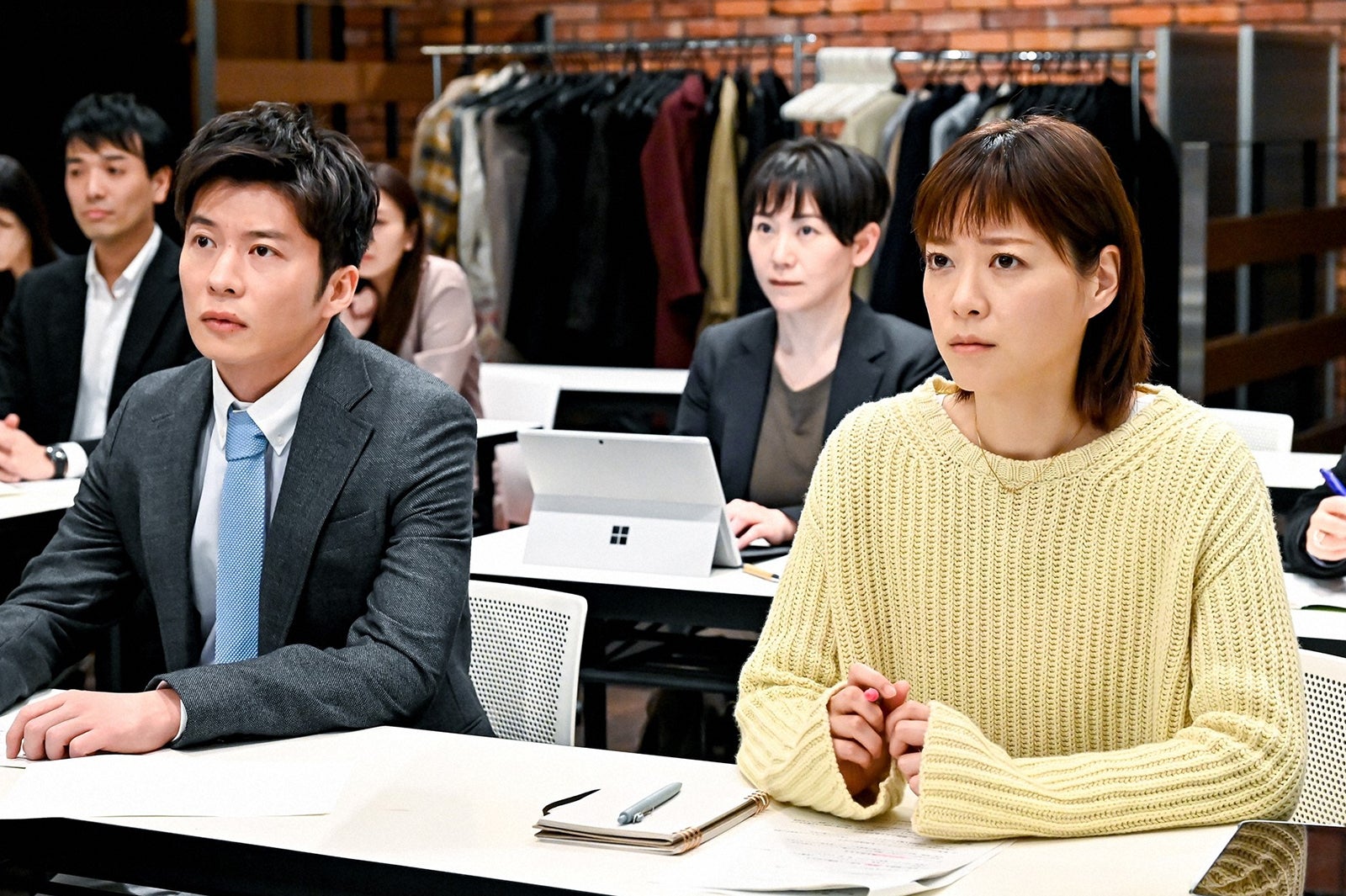 田中圭、上野樹里／「持続可能な恋ですか？～父と娘の結婚行進曲～」第1話より（C）TBS 