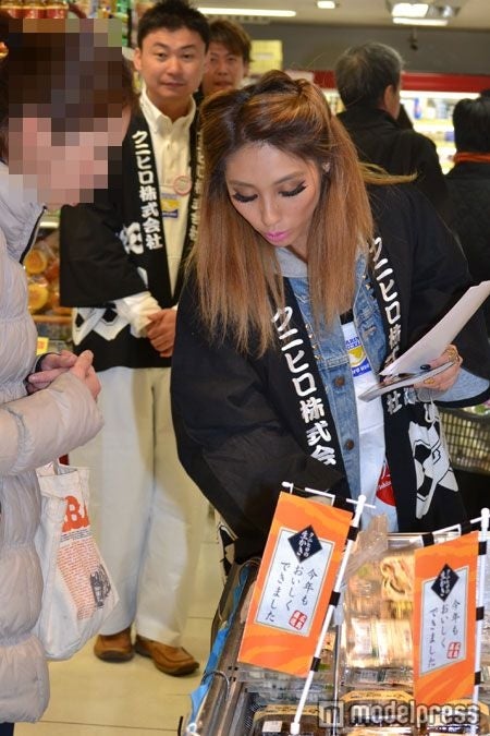 牡蠣の店頭販売を行うLie