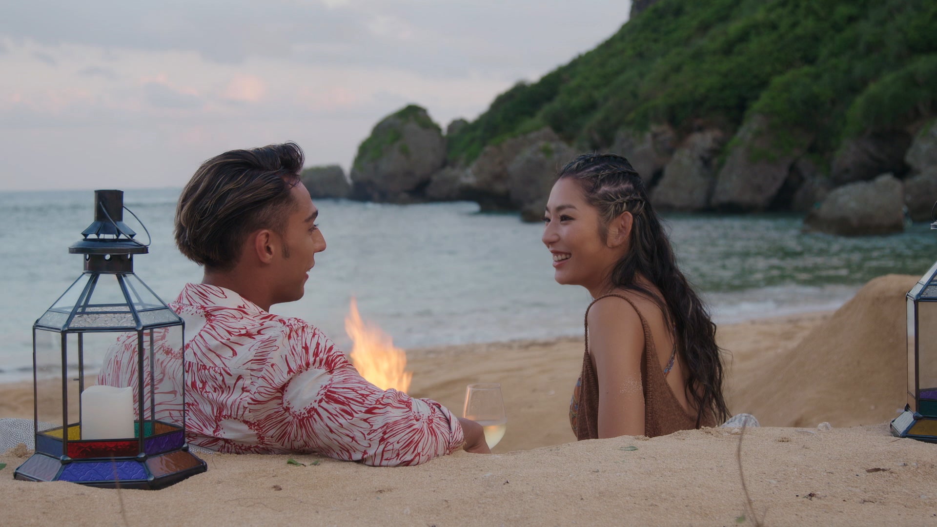 當間ローズ、福田萌子『バチェロレッテ・ジャパン』シーズン1エピソード2（C）2020 Warner Bros. International Television Production Limited