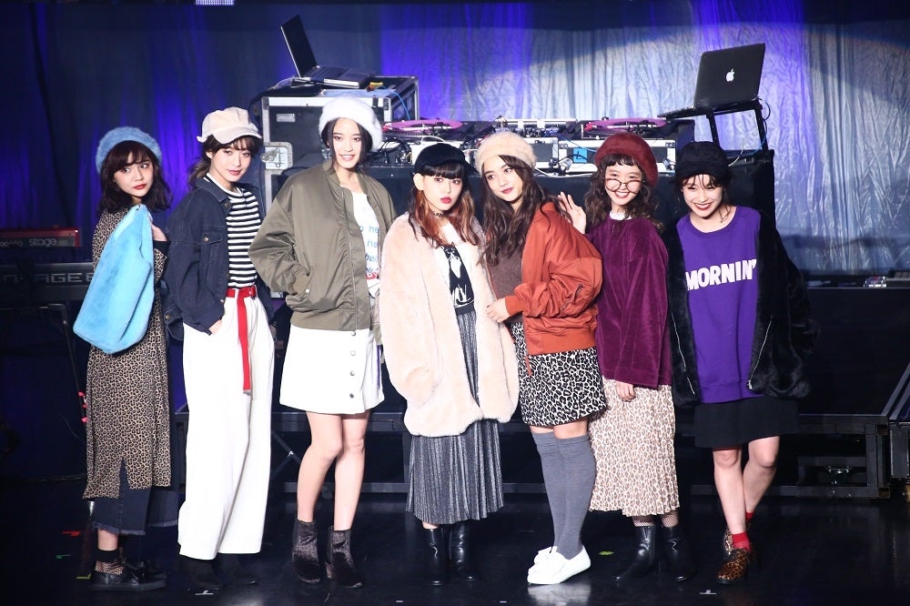 高橋愛（中央）が観客沸かす