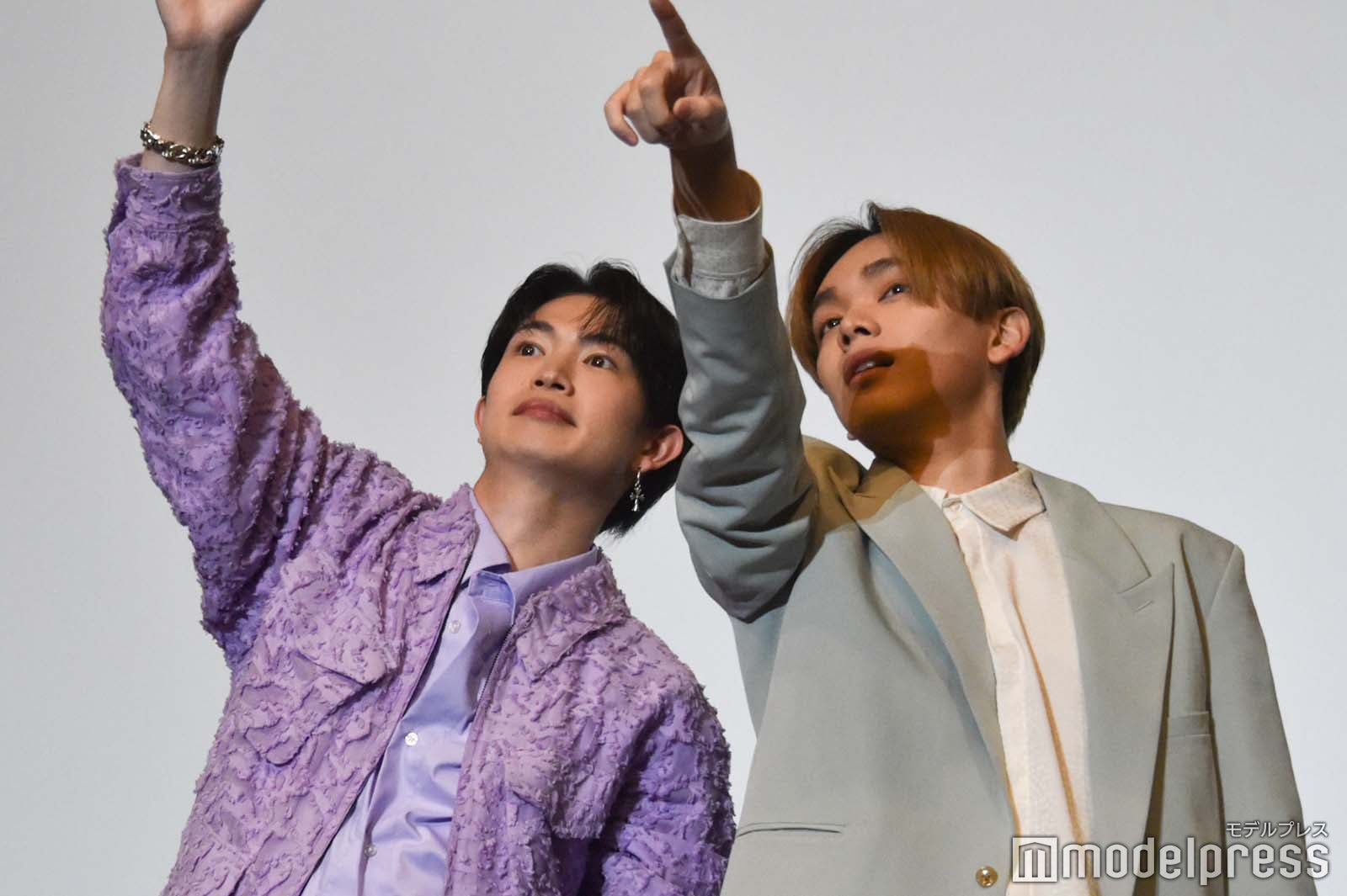 カメラを見つける綱啓永、宮世琉弥（C）モデルプレス