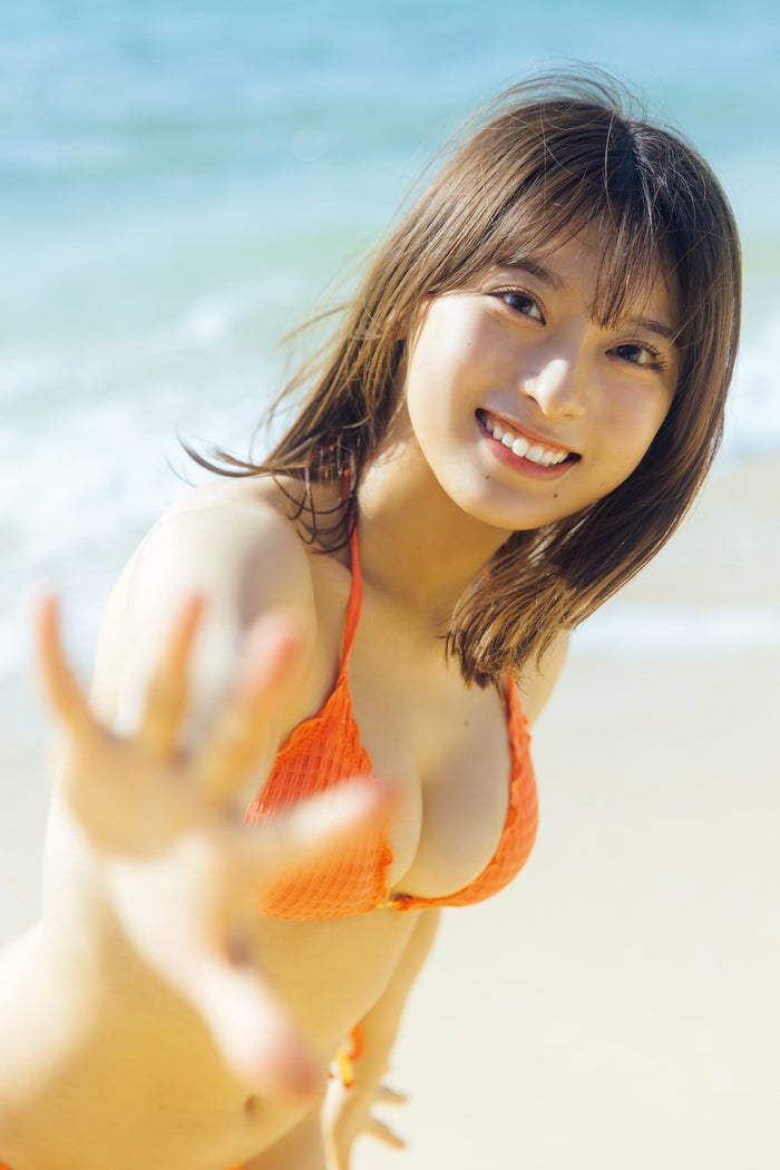 まるぴ、美ボディ際立つ水着姿 爽やかな沖縄グラビアで「週刊FLASH」初表紙