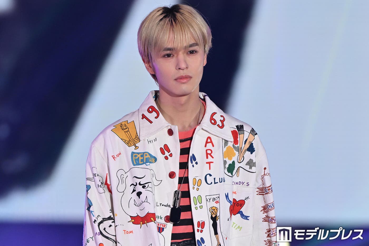 奥野壮、プリントジャケット姿でランウェイ 鮮やかアイテムも難なく着こなす【ガルアワ2026SS】 - モデルプレス