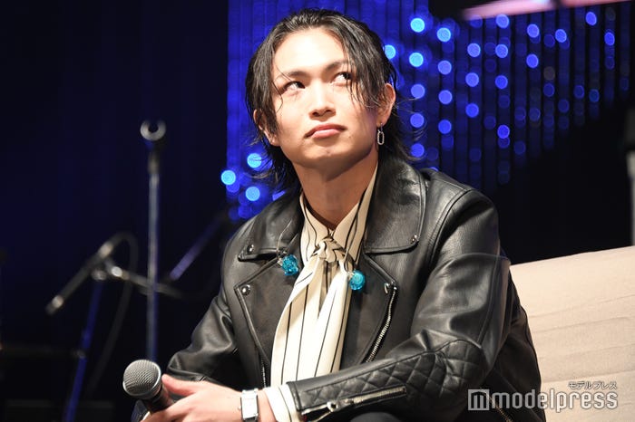 樋口幸平と「M-1」1回戦敗退漫才をする綱啓永(C)モデルプレス
