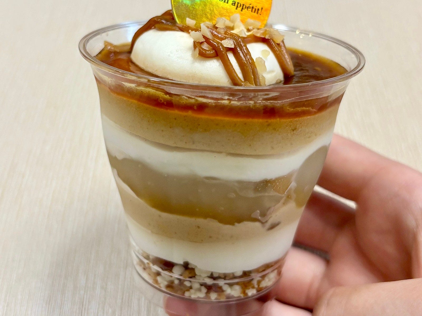 りんごのシロップ漬けやキャラメルクリームが層になっています