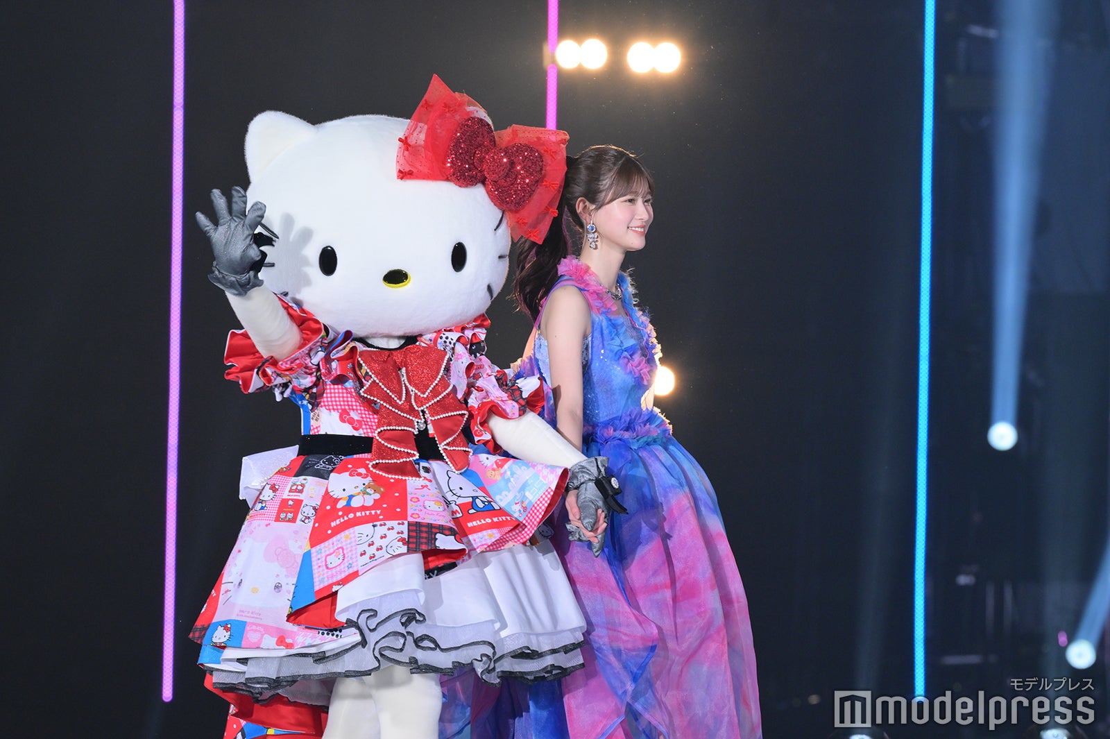 仲良く手を繋いで歩いた（C）モデルプレス