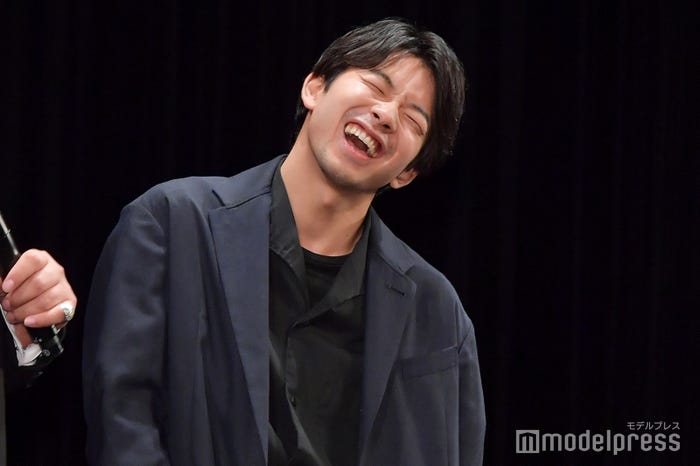 長澤まさみのものまねをする太賀/抑えめ(C)モデルプレス