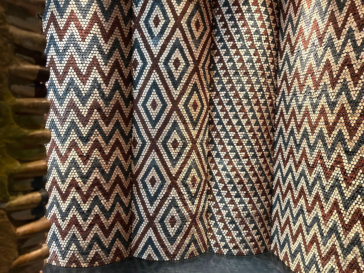 紀元前3500年頃、メソポタミア地域ウルクのクレイペグによる壁空間