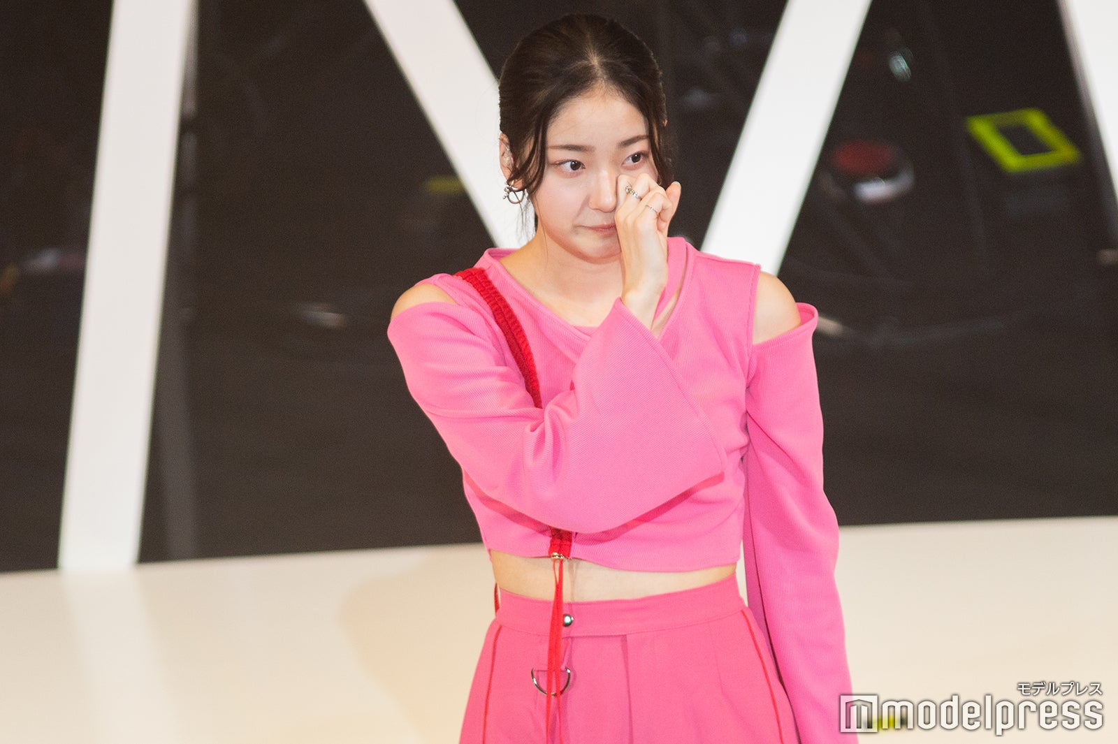 ファンのサプライズに涙ぐむ結海 （C）モデルプレス