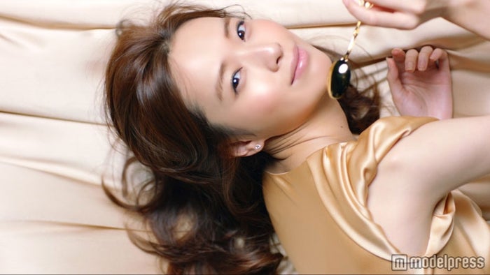 戸田恵梨香 ベッドの上でセクシーな大人の表情を披露 モデルプレス