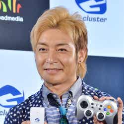 つるの剛士(右)