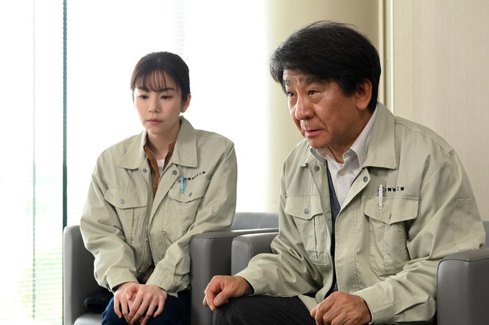 野村麻純、小林隆「ダブルチート 偽りの警官 Season1」第1話より(C)テレビ東京 WOWOW