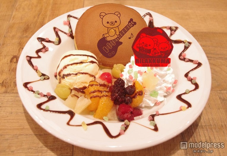 「だららんパンケーキ風どら焼き」1，080 円 （C）2015 San-X Co．，Ltd．All Rights Reserved．