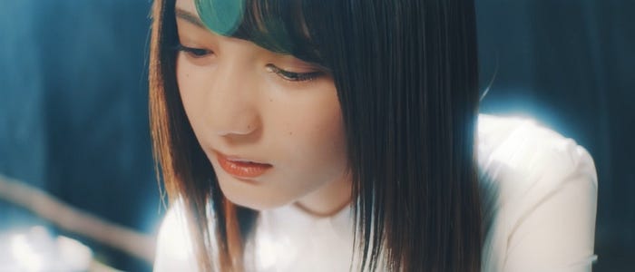 小坂菜緒/Thinking Dogs「SPIRAL」MVより(提供写真)