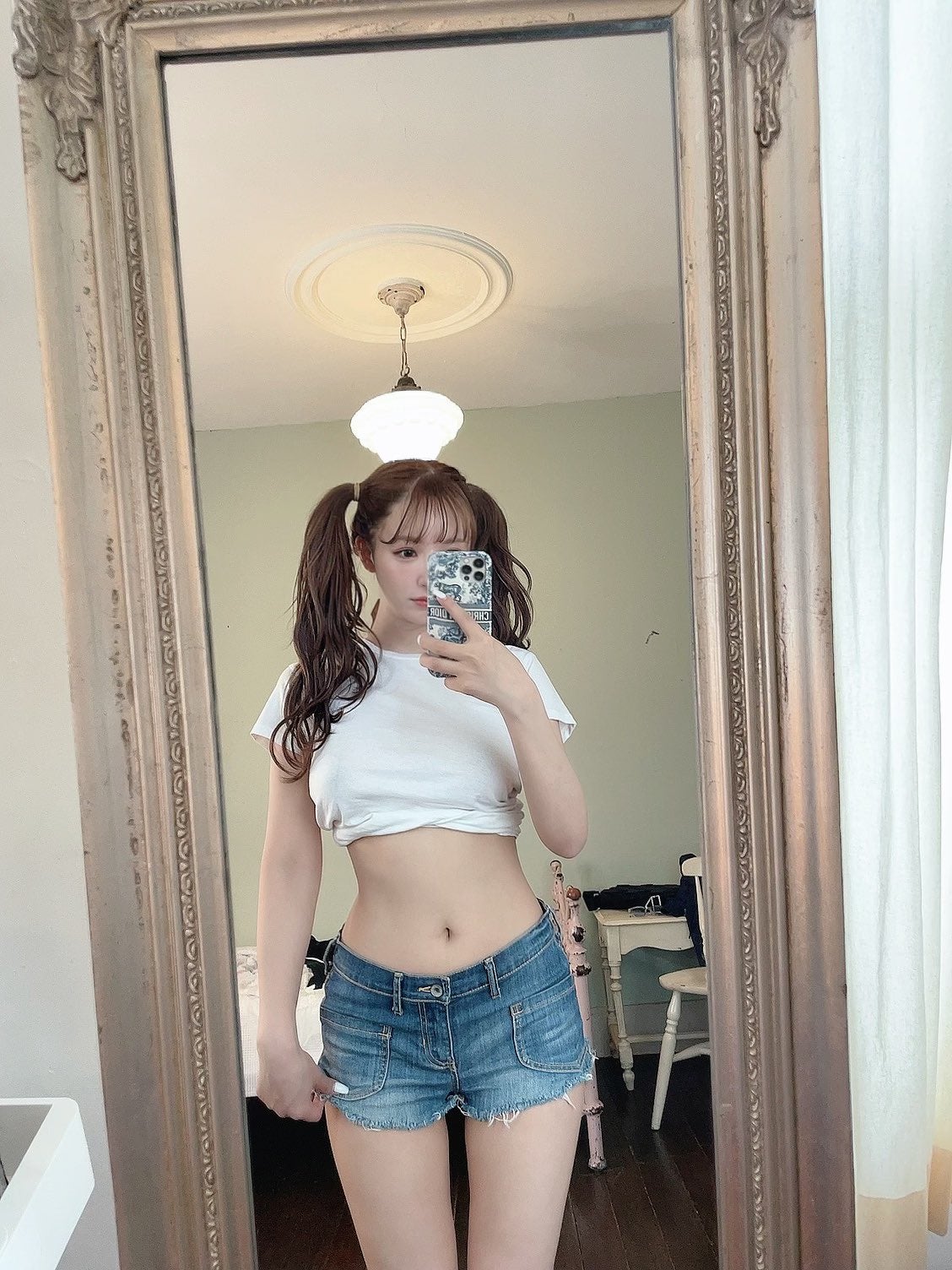 三上悠亜、ほっそりウエスト＆美脚披露「可愛い」「理想」と反響殺到