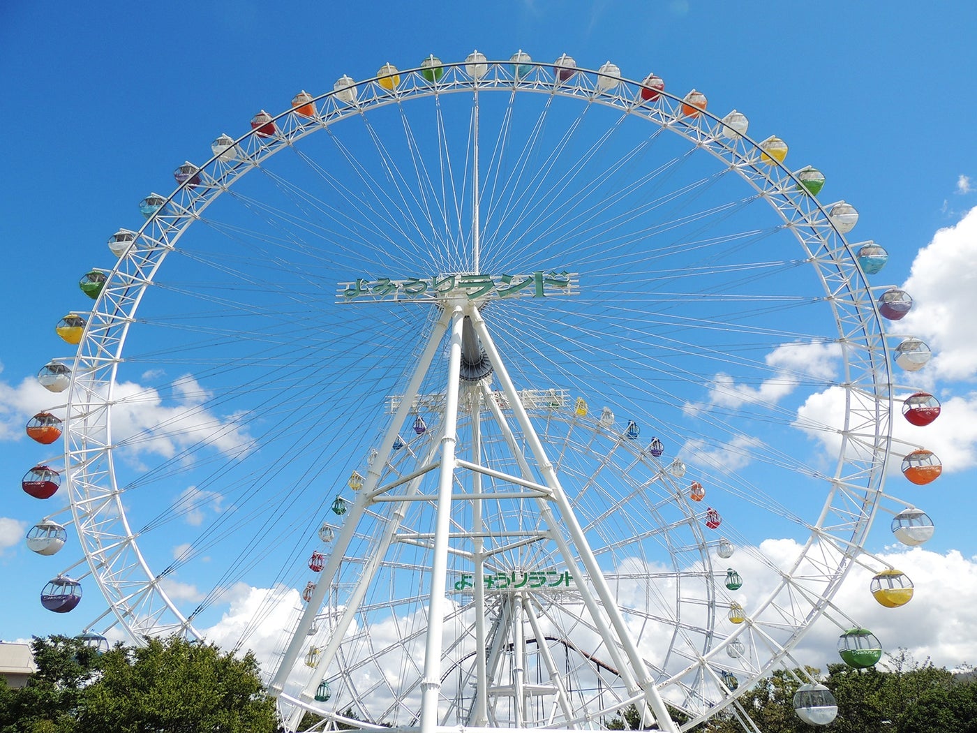 手前が「大観覧車」、奥が「Sky-Go-LAND」。その奥に「バンデット」のコースが見えます