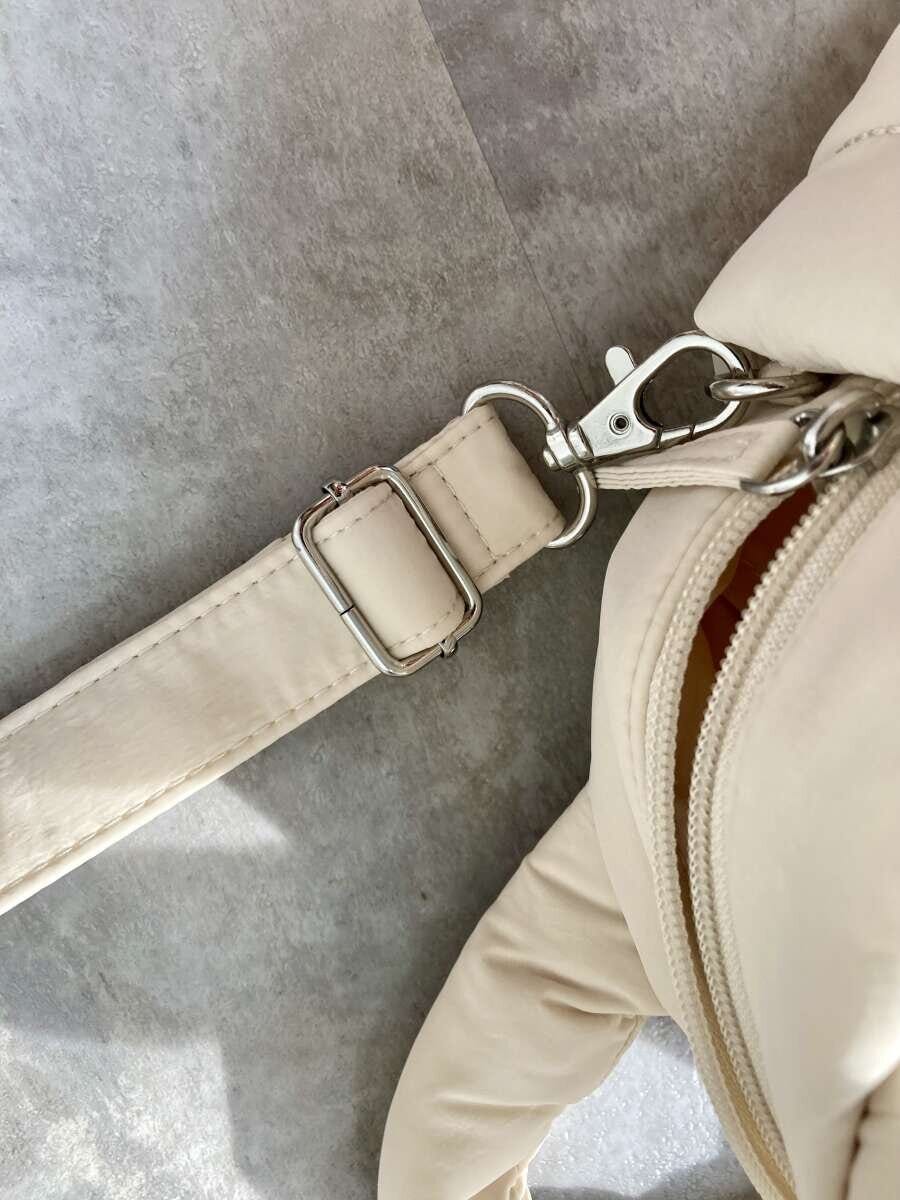 白いパッファーボストンバッグのショルダーベルトの金具部分