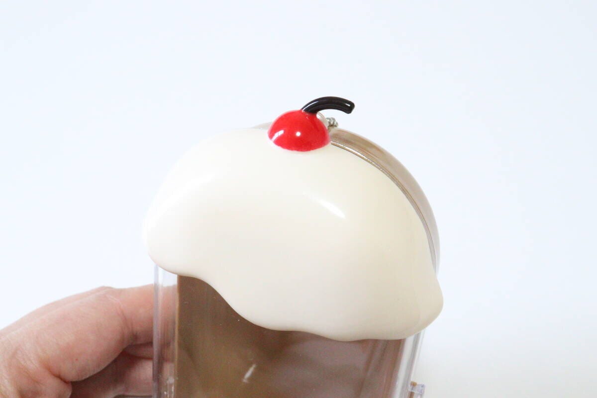 ダイソーのケースキーホルダーは喫茶店のドリンクみたいなビジュアル