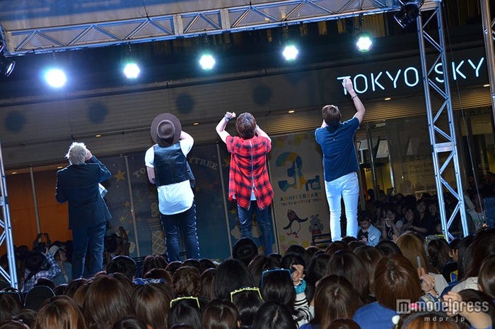 ライトアップされたスカイツリーを見上げる様子