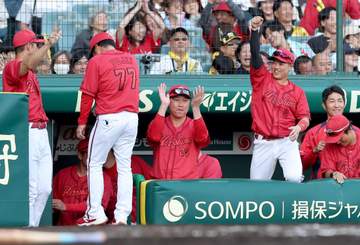 広島・新井監督 執念タクト！九回代打＆代走5人投入で同点「つぎ込んでいくと決めていた」 野手使い切る総力戦でドロー