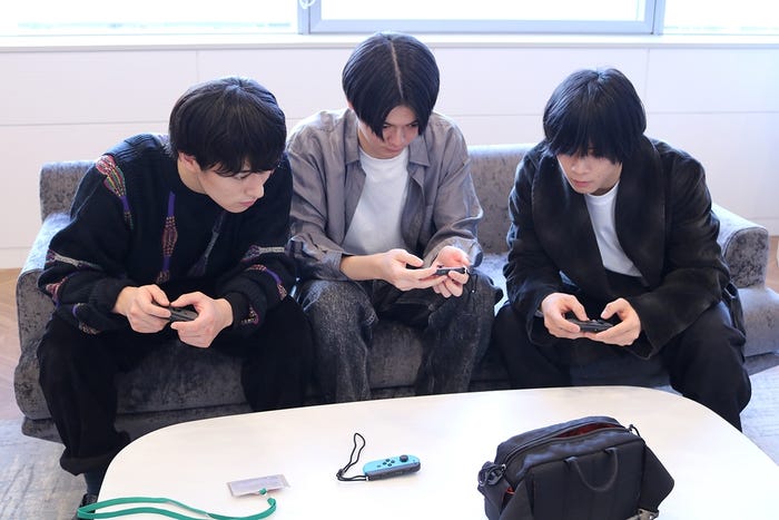 1時間早く現場入りした三船海斗(中央)、練習に付き合う富田健太郎(左)、石原壮馬(右) (提供写真)