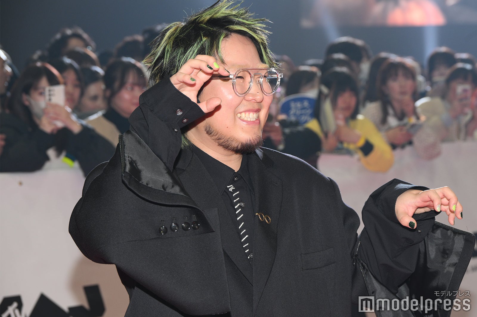 こっちのけんと、人生初レッドカーペットに笑顔「一歩一歩噛み締めながら」カラフルネイルがお洒落【MTV VMAJ】