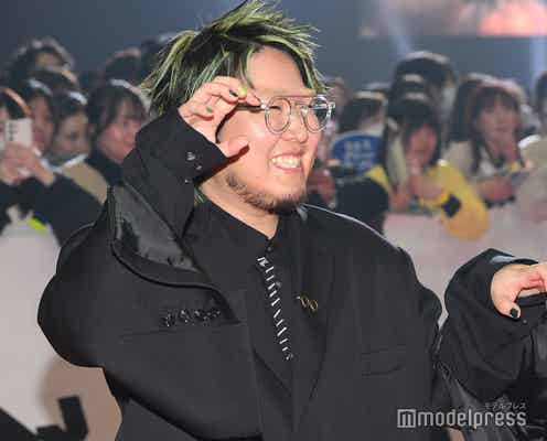 こっちのけんと、人生初レッドカーペットに笑顔「一歩一歩噛み締めながら」カラフルネイルがお洒落【MTV VMAJ】