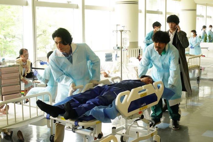 古川雄大、小澤征悦、坂口健太郎「Dr.チョコレート」第8話より(C)日本テレビ