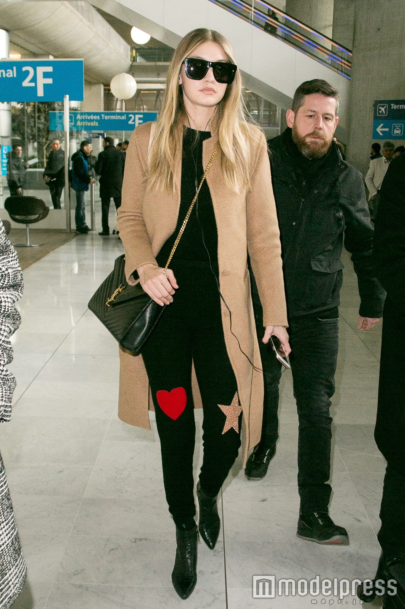 キャメルのチェスターコートをさらりと羽織って／photo：Getty Images