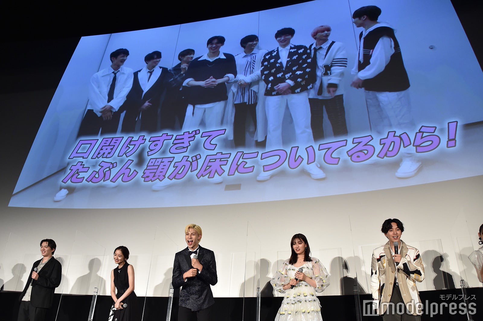 Snow Manからのサプライズメッセージ／「口開けすぎてたぶん顎が床についてるから！」と佐久間大介の予想通り大口を開けて驚くラウール（C）モデルプレス